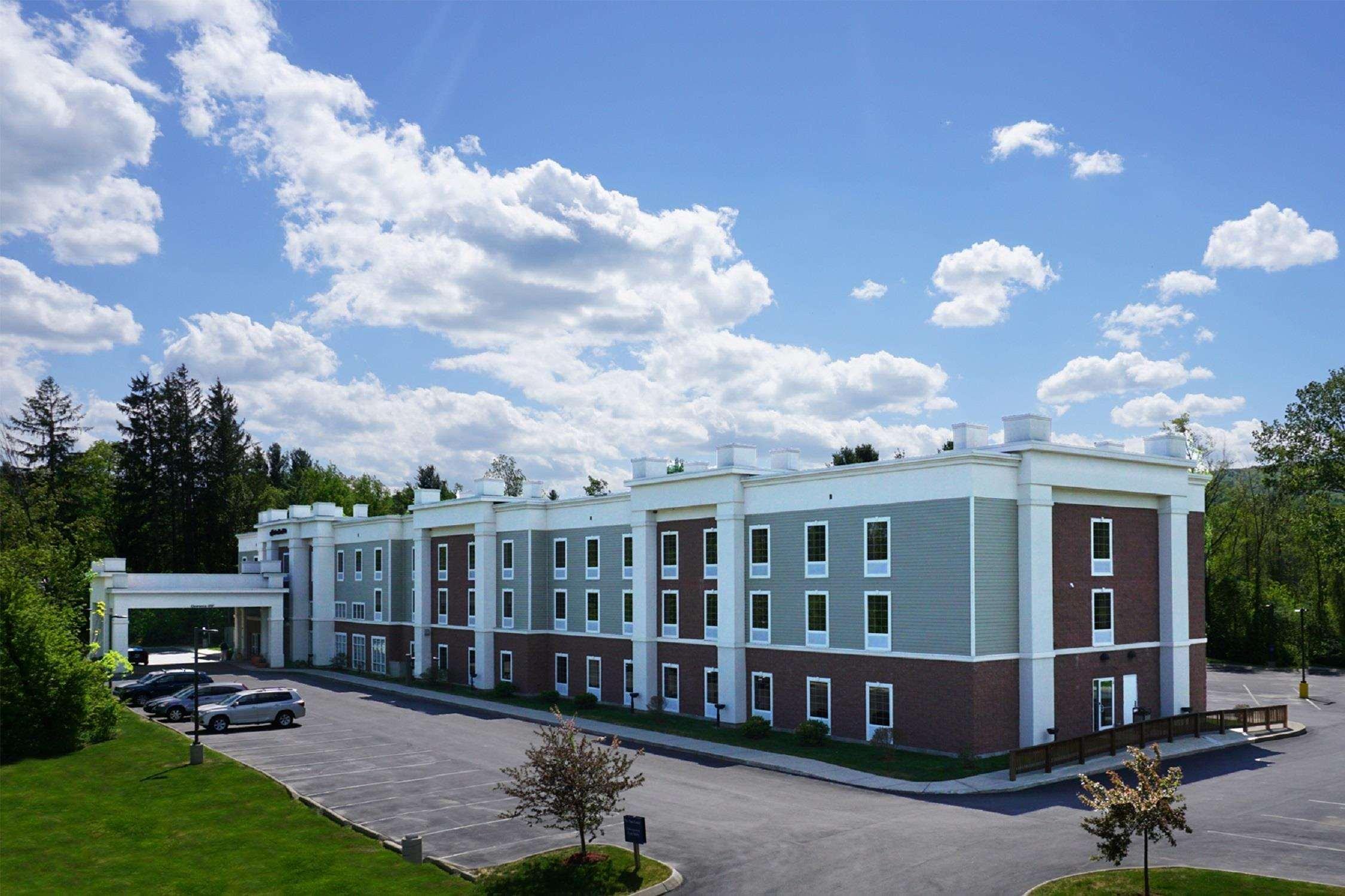 Hampton Inn & Suites Berkshires-Lenox Exterior photo