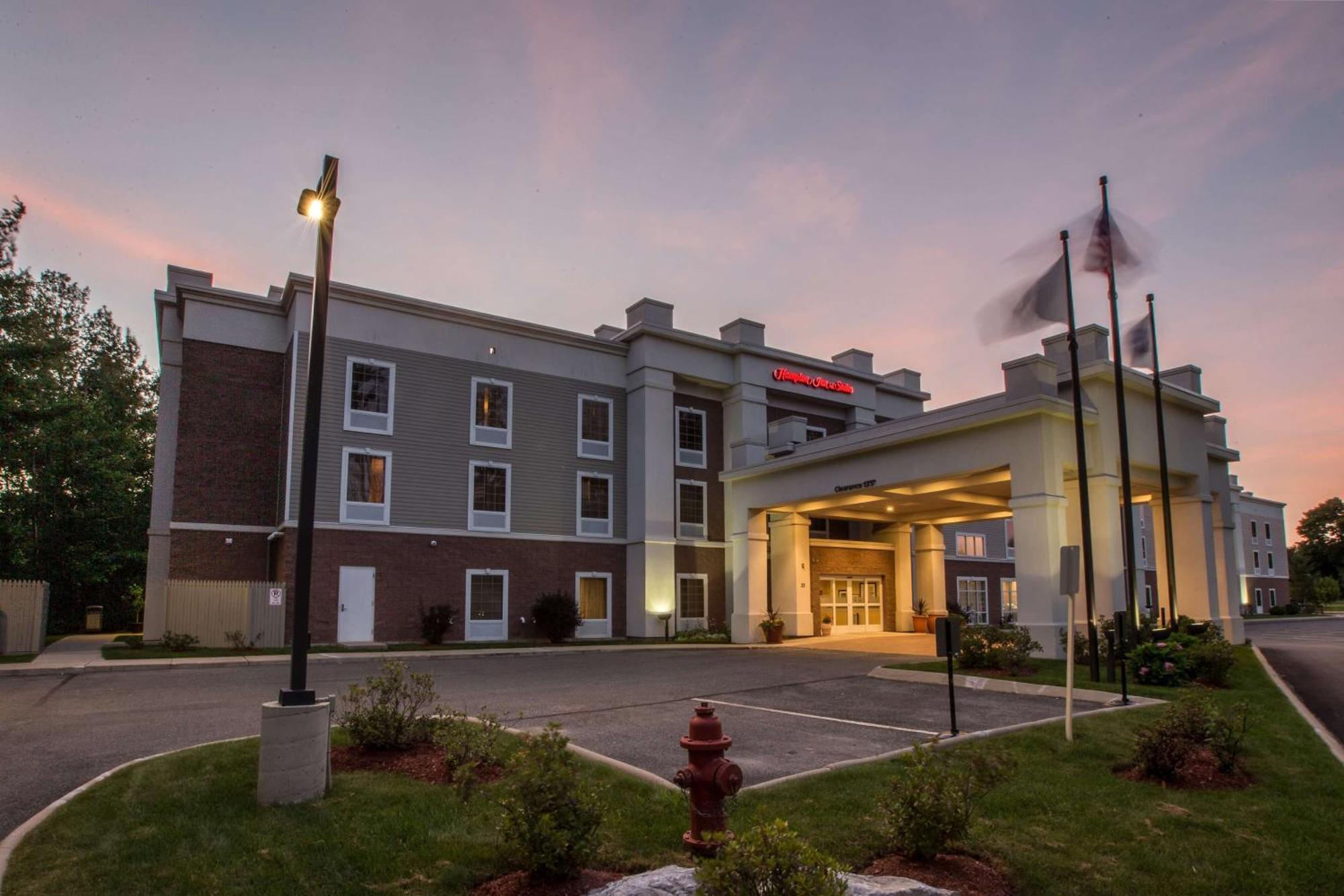 Hampton Inn & Suites Berkshires-Lenox Exterior photo