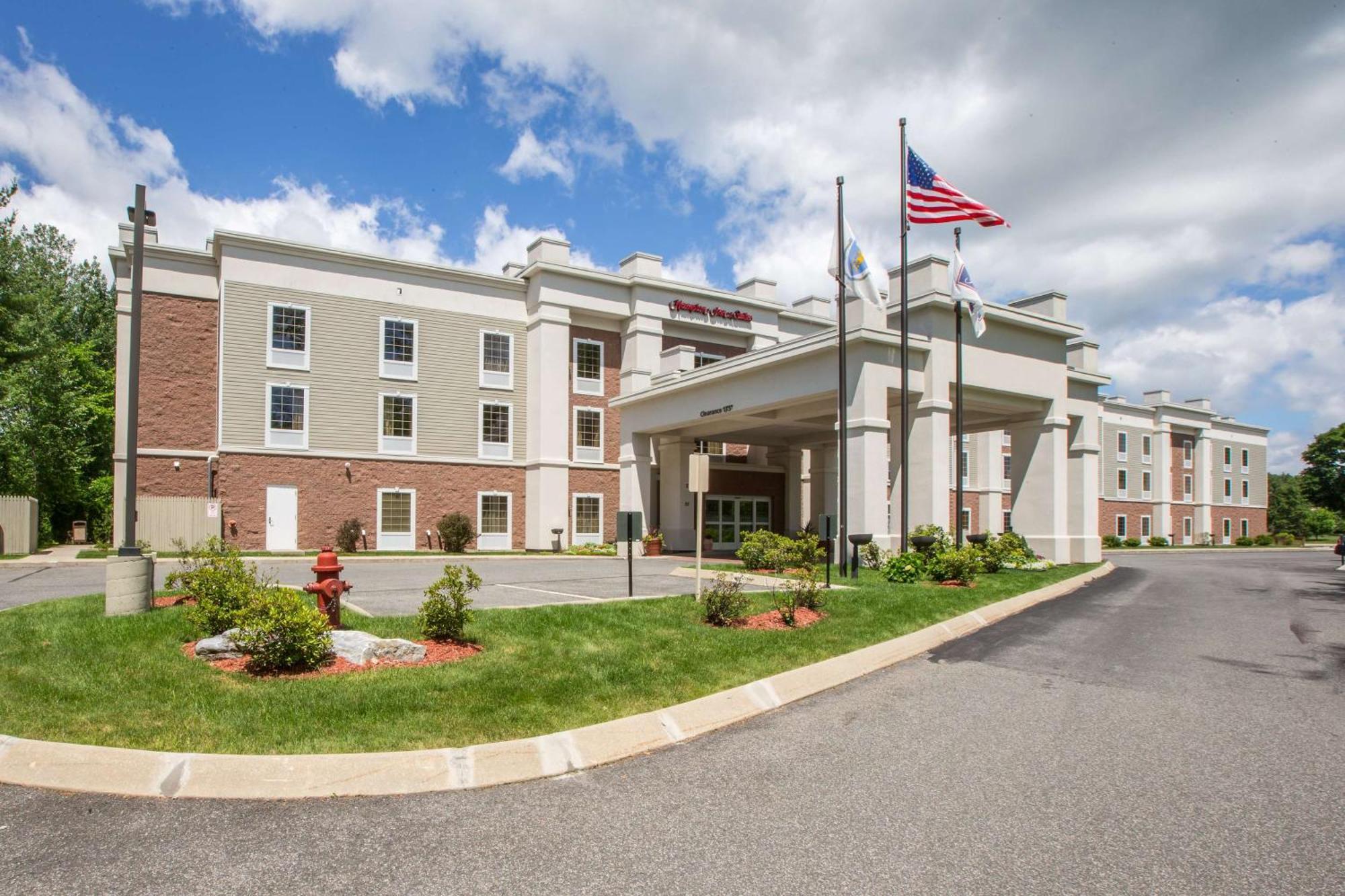 Hampton Inn & Suites Berkshires-Lenox Exterior photo