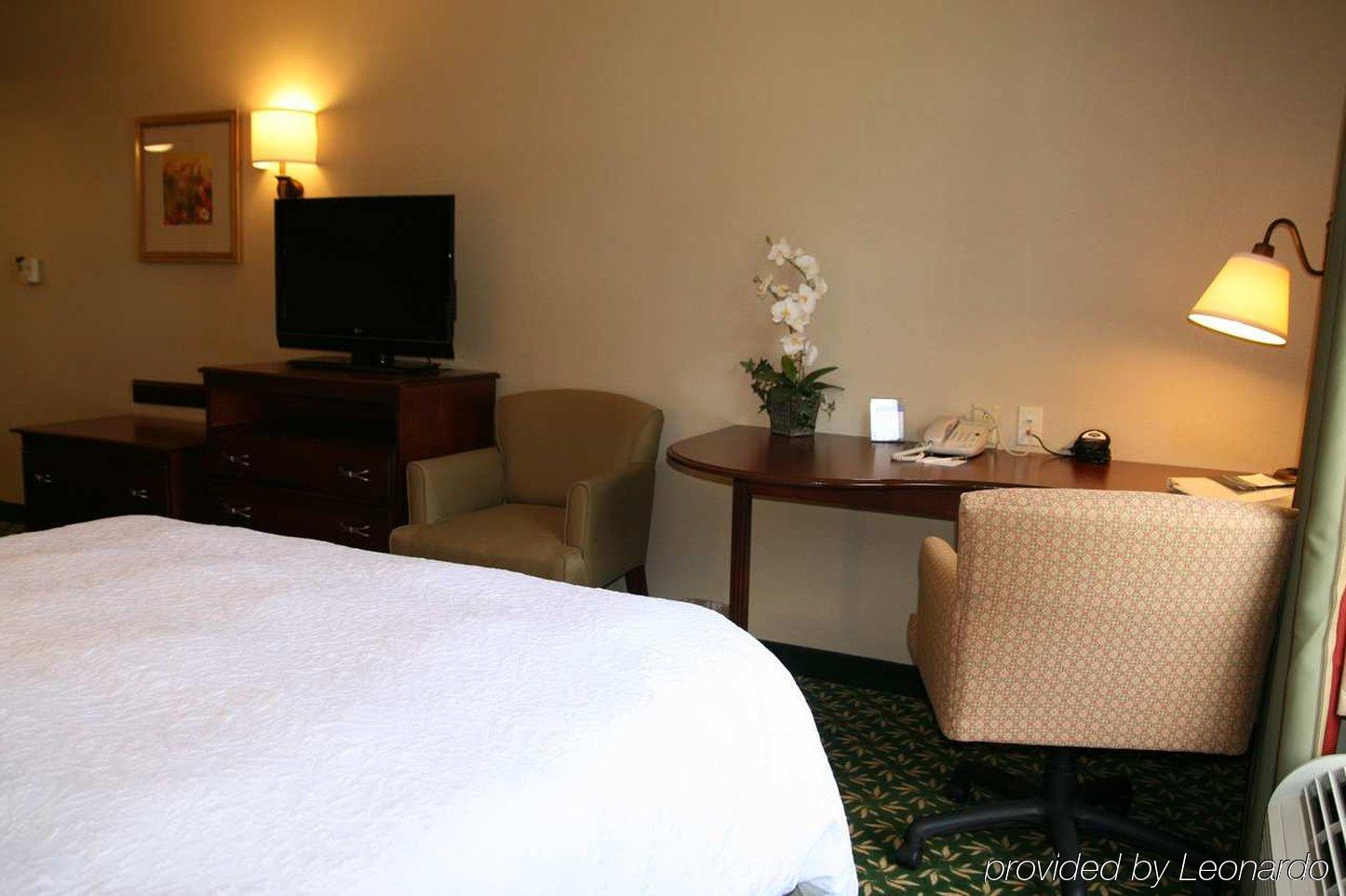 Hampton Inn & Suites Berkshires-Lenox Room photo